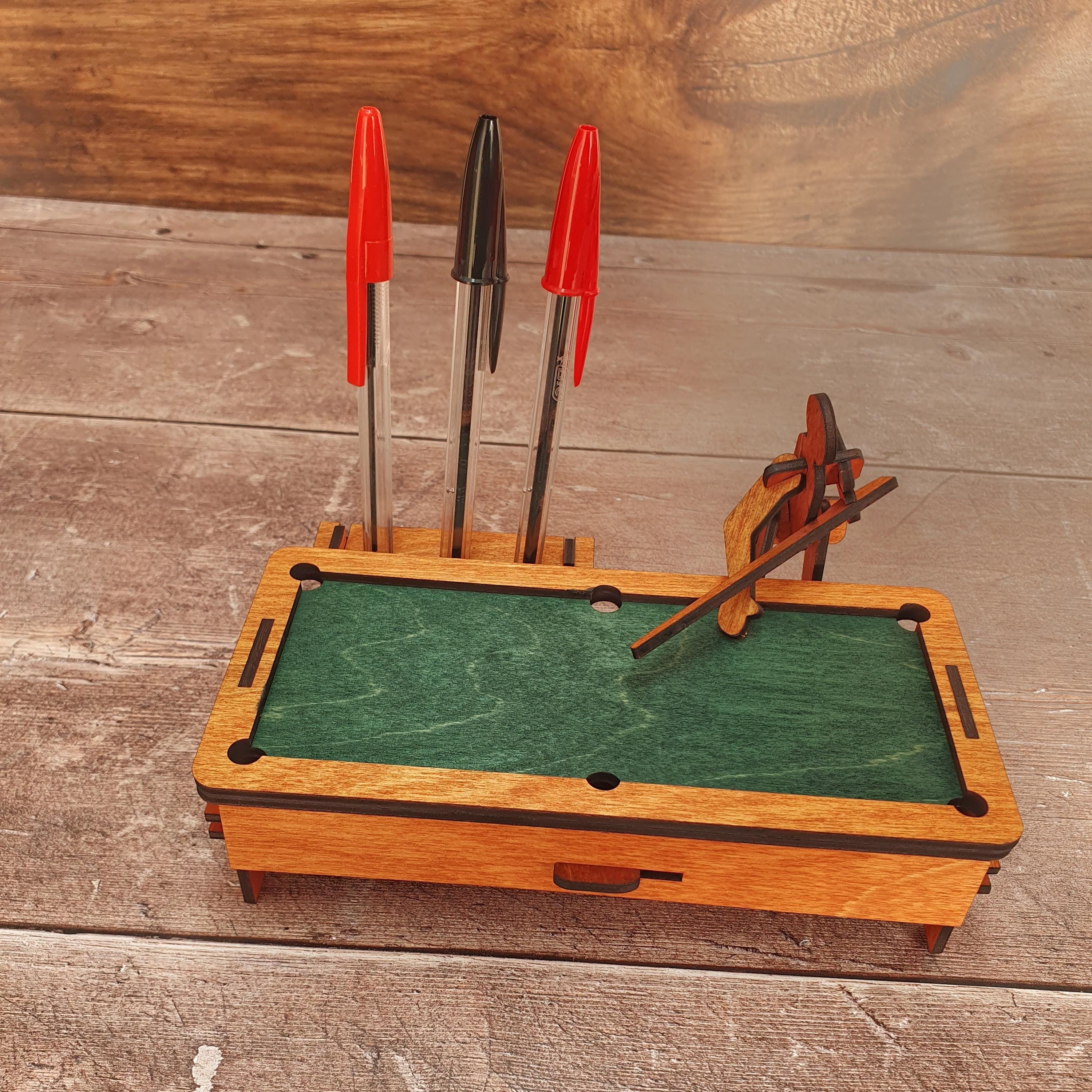 Novelty Billiards Pen Holder-Desktop Snooker Table Wood Ornament-Snooker Gift-Pool Gift-Personalised Games Gift, Office Desk Gift, Green Bed